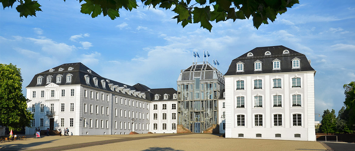 Saarbrücker Schloss bei blauen Himmel frontal