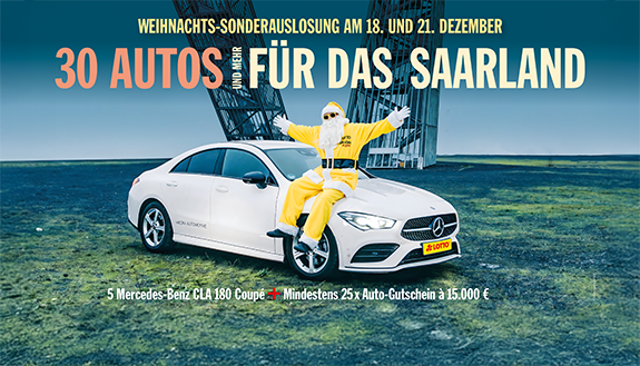 Nikolaus in gelbem Anzug vor Mercedes Benz, Schriftzug 