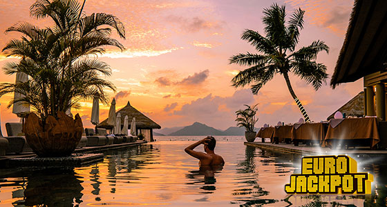 Luxusurlaub, Sonnenuntergang, Mann im Pool, Eurojackpot